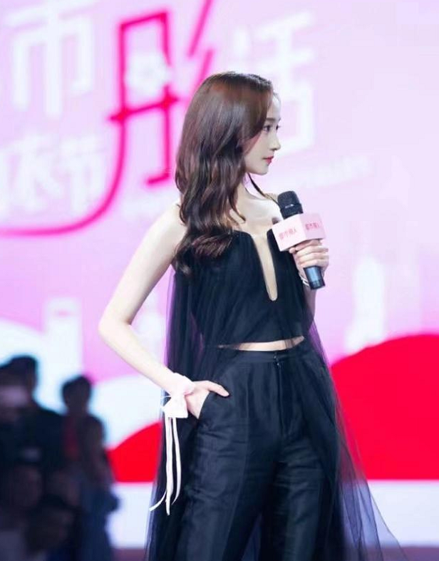 关晓彤穿黑色纱裙搭配黑色打底裤 神秘又有仙气