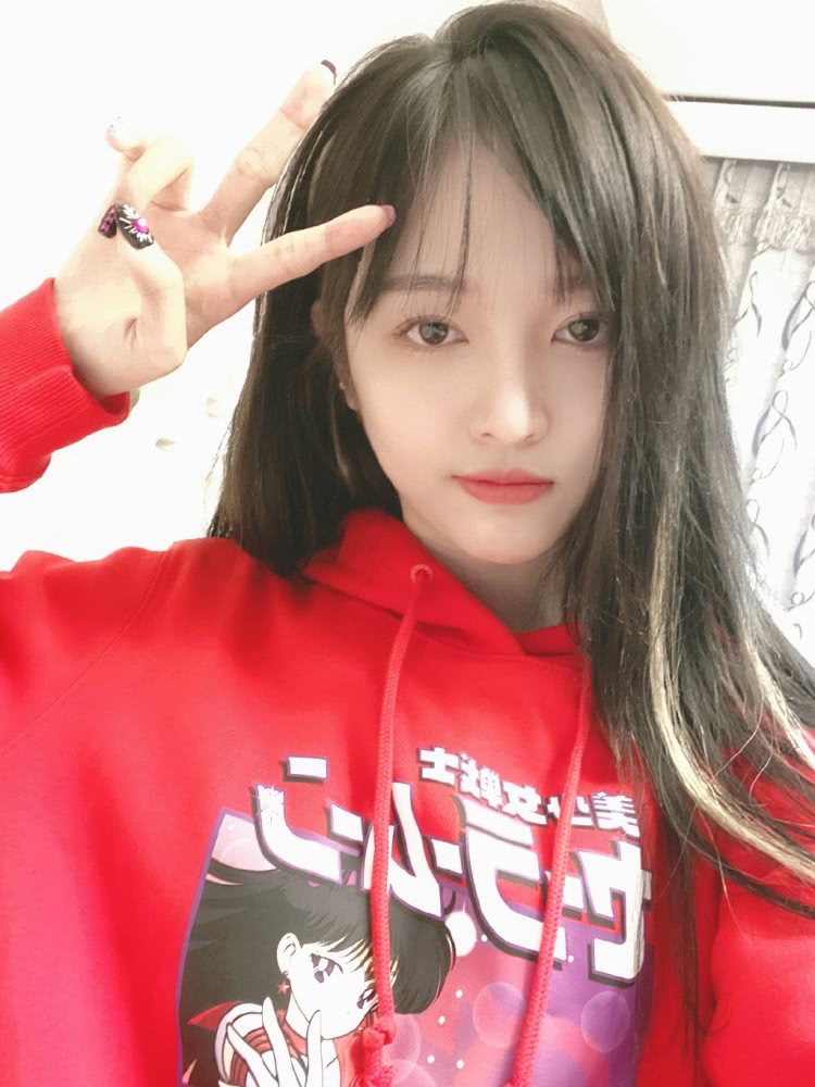 吴宣仪最新搭配穿“美少女”卫衣,秀瓜子脸精致迷人