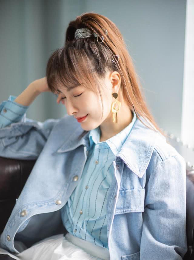 吴昕露背款酒红裙搭白色珠子气质耳环 性感又有气质