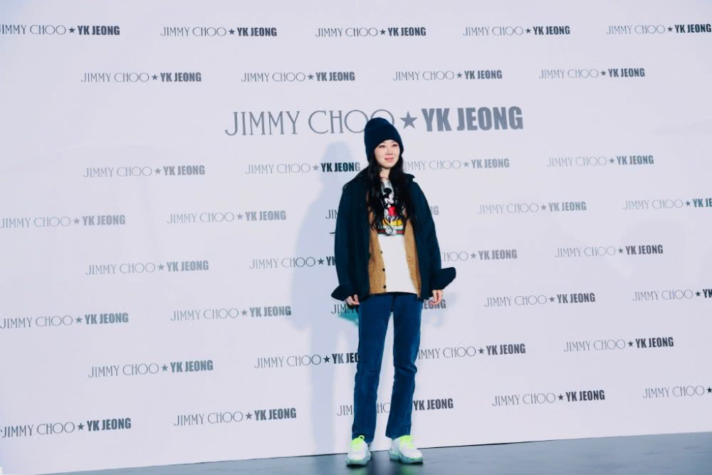 孔孝真模特出身却成演技派,穿V领粉色裙嫩成少女