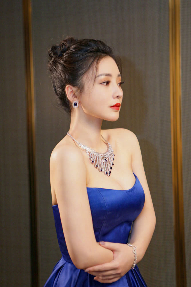 当柳岩遇上徐冬冬，仗着身材丰满挑战抹胸裙，谁更火辣