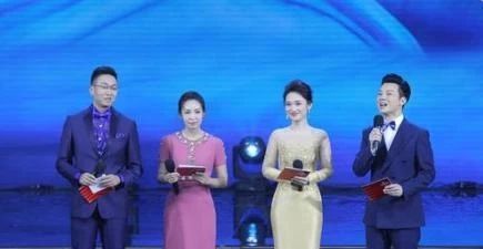 48岁著名主持人，靠第一任妻子出道，如今走红抛弃妻子爱新欢