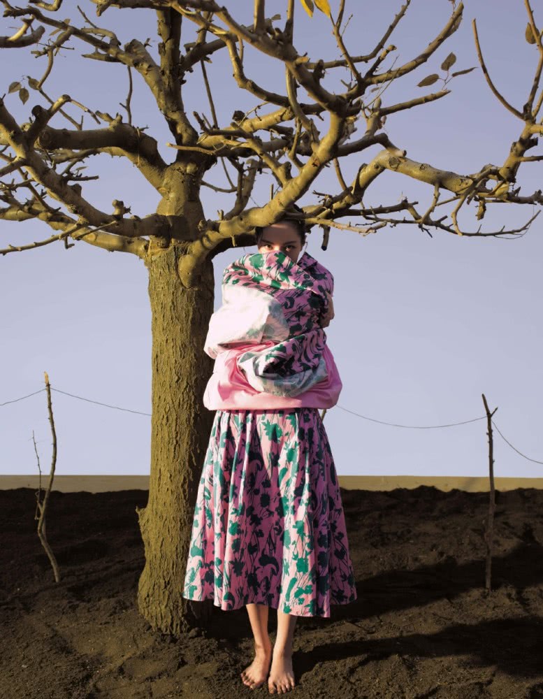 钟楚曦穿粉色碎花圆领卫衣搭同色半身裙,拍时尚杂志高级又有层次