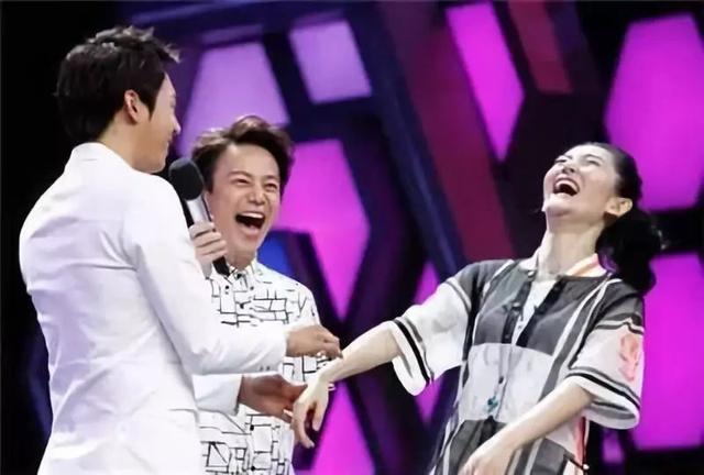 38岁谢娜外出拍广告曝光,小腹隆起孕味十足,曾豪言再要一个