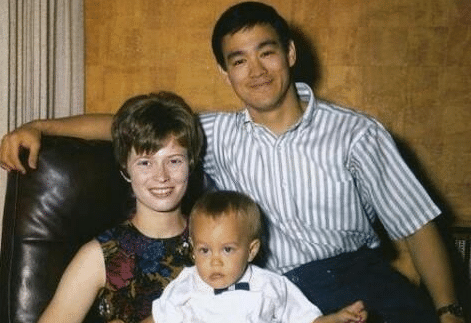 李小龙死因蹊跷，18年后儿子惨死，妻子改嫁2次晚年被抛弃