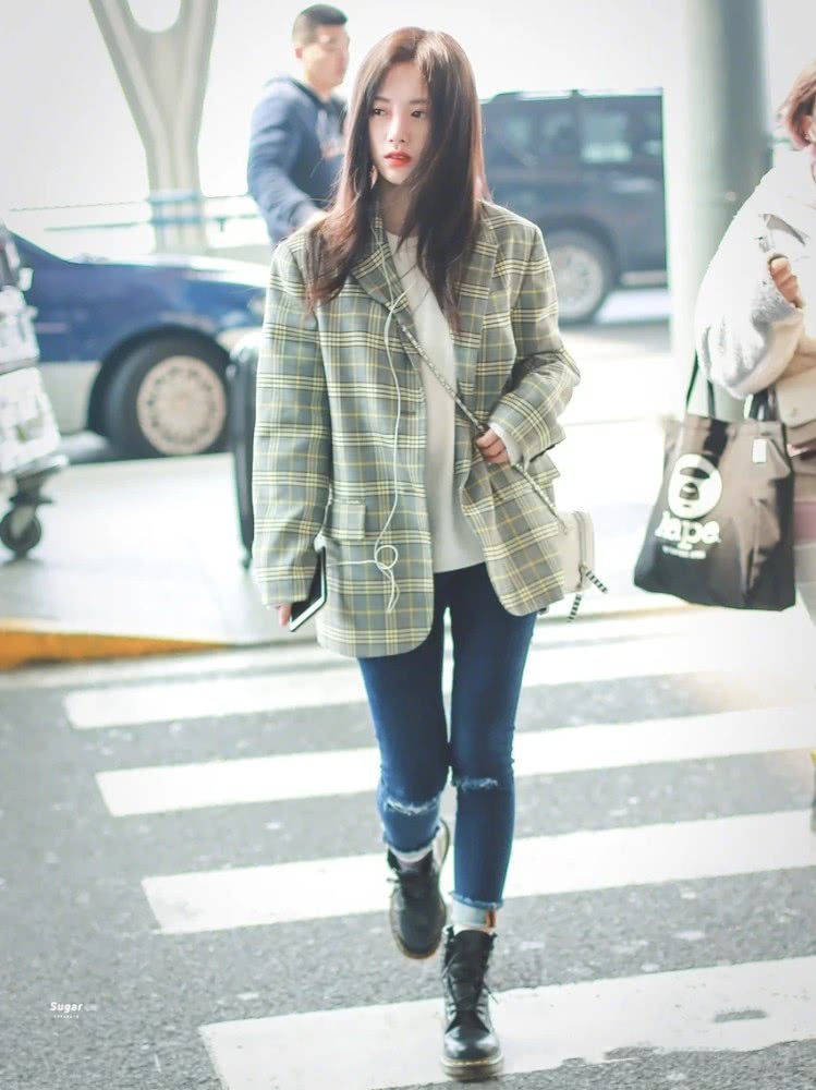 鞠婧祎真是小个子女生的穿搭范本,穿绿色格纹外套化身“抹茶味少女”