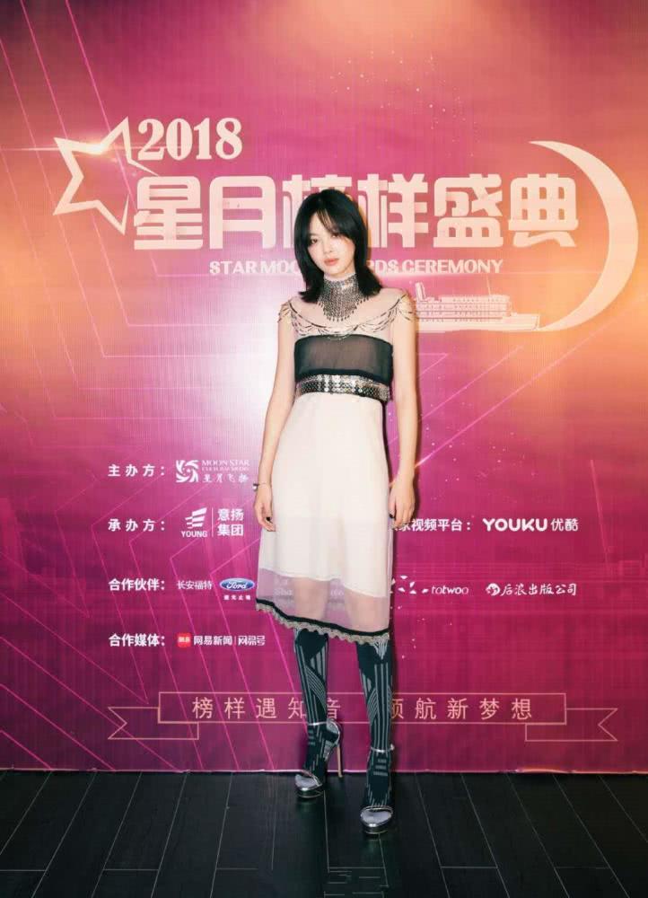 辛芷蕾在高跟鞋里穿起了长筒袜,效果真够吸睛的