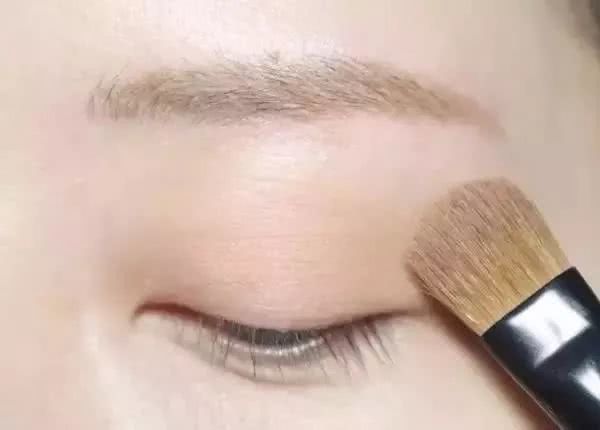 最新流行的“睡不醒妆”，同学们赶紧学起来吧！