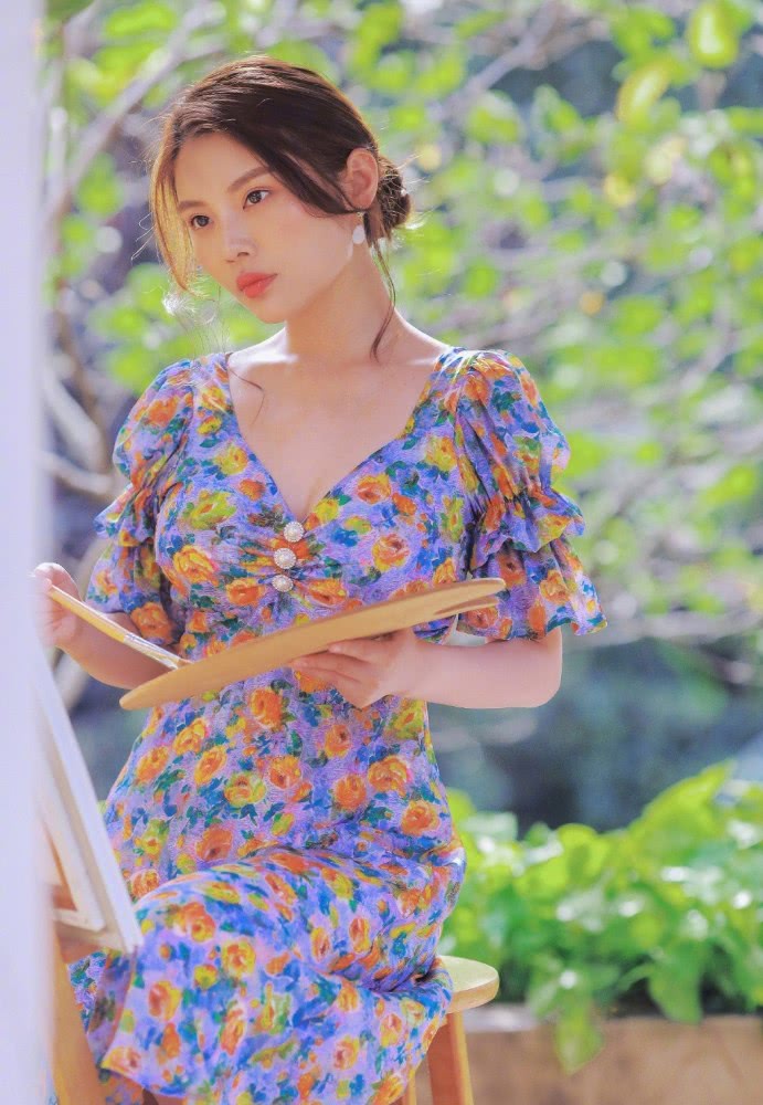 徐冬冬画油画穿印花V领连衣裙,尽显复古优雅