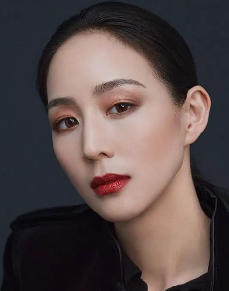孟美岐与张钧甯拍同款广告大片，看清五官后，仿佛看到辣目洋子