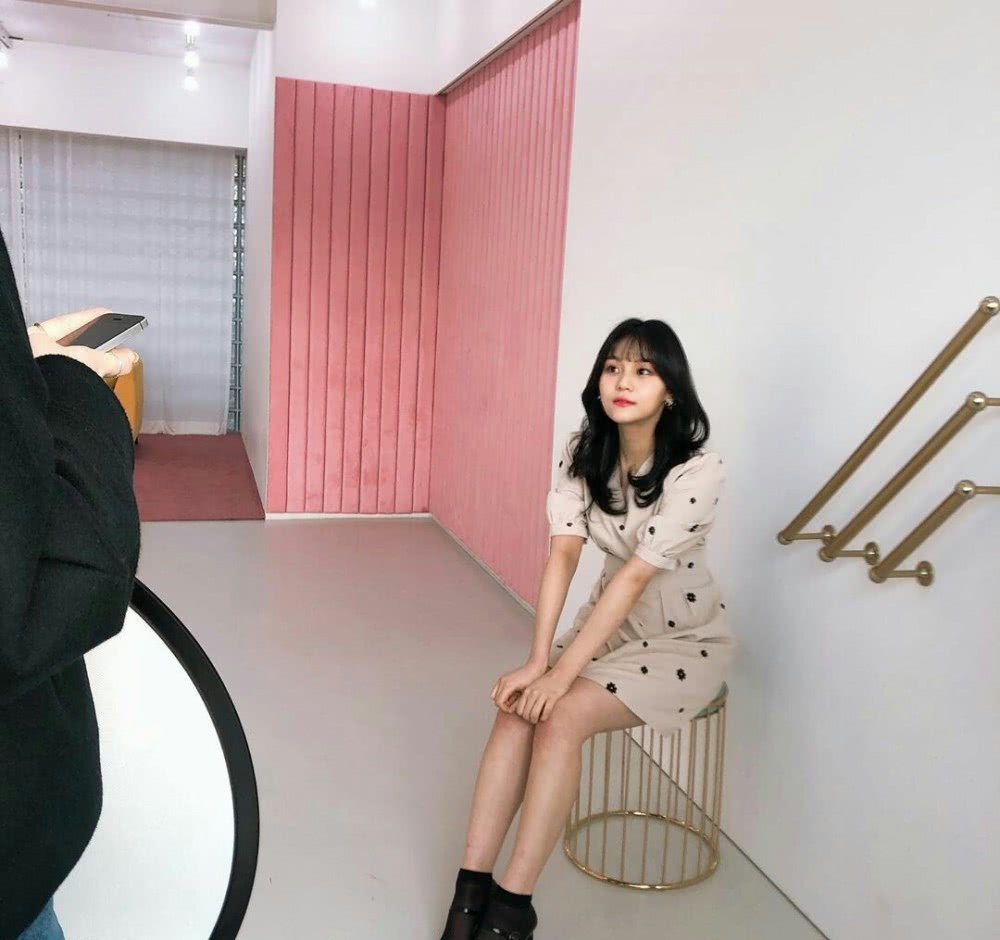 韩国女团忙内严智一袭杏色花朵裙出镜,温柔减龄妥妥的