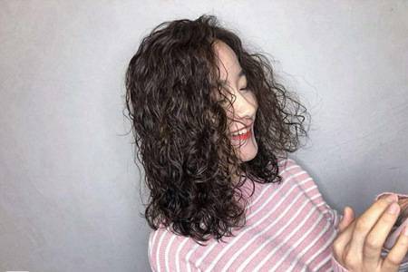 女生羊毛卷发型图片，2020最流行卷发自己烫步骤