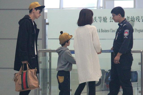 张亮寇静同回别墅是什么情况 与前妻离婚不离居疑似要复婚