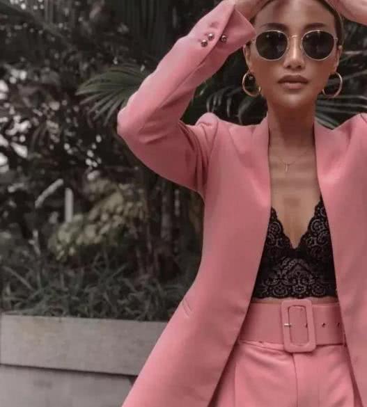 疯狂追剧《新世界》，再次被女神万茜圈粉，风情万种被她轻松穿出