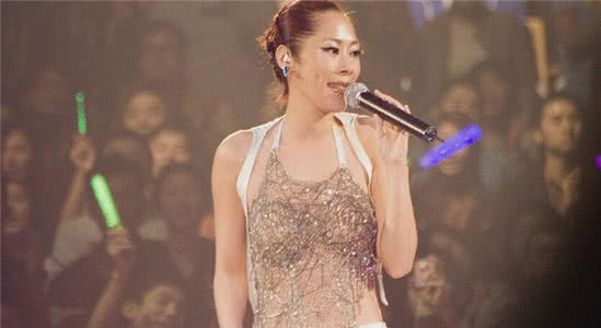 曾与王菲齐名!54岁关淑怡近照曝光,逛街不戴口罩,不顾形象抽烟