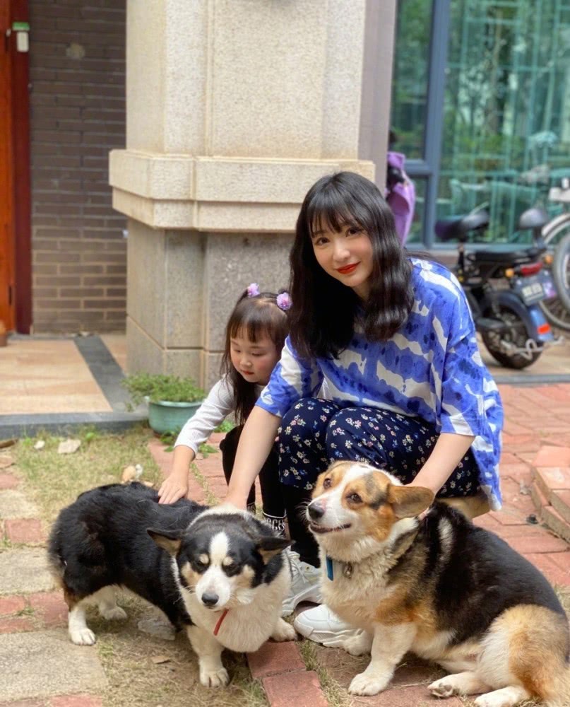 柳岩宅家私服照曝光,T恤衫配奶奶最爱的花裤子太接地气