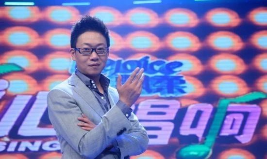 48岁著名主持人，靠第一任妻子出道，如今走红抛弃妻子爱新欢