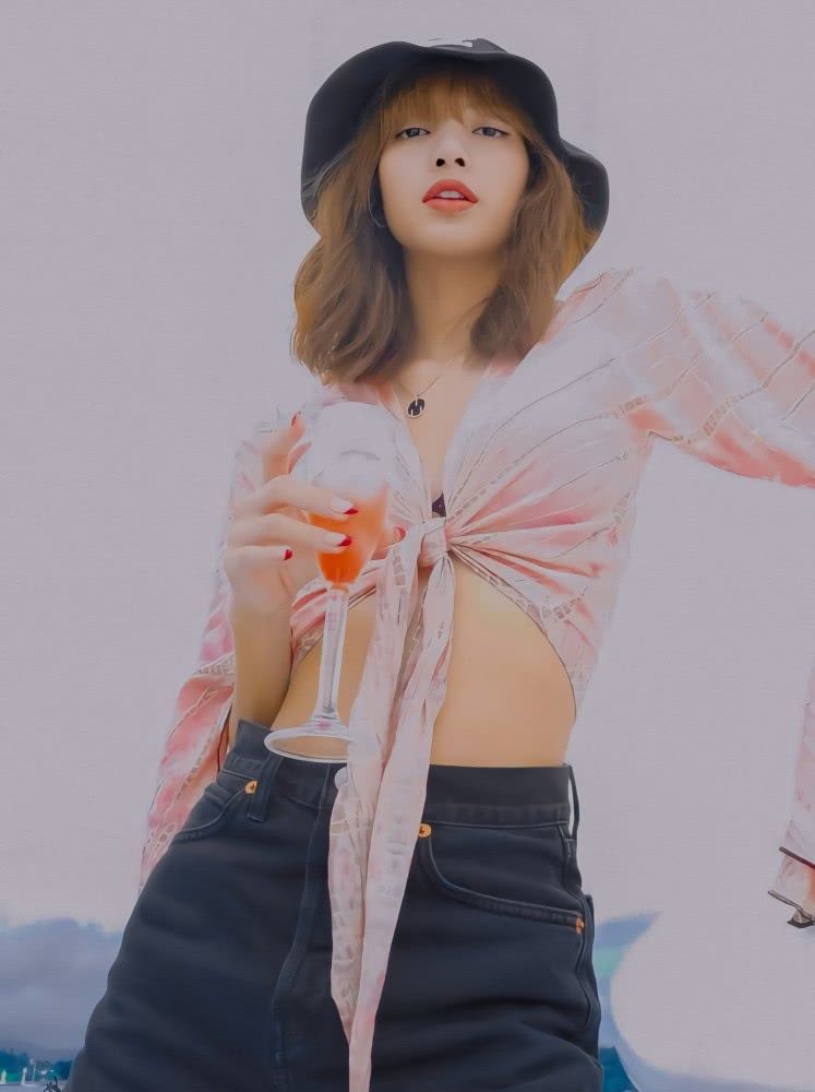 LISA穿粉色条纹设计的泳衣，搭配黑色短裤 简单又显身材