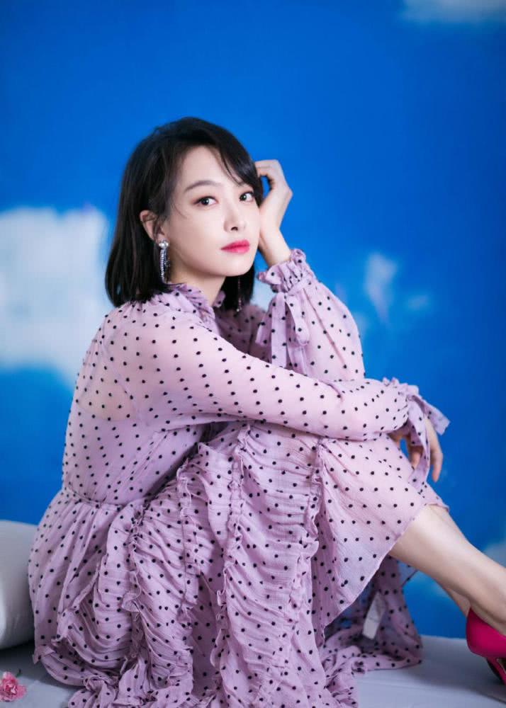 宋茜紫色波点上衫太吸睛,怪不得能逆袭小奶狗