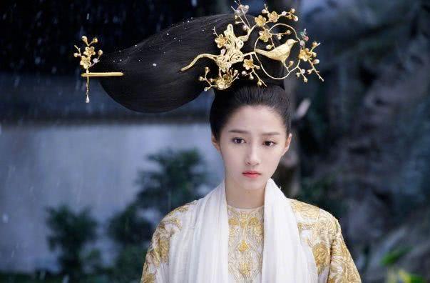 疯狂追剧《新世界》，再次被女神万茜圈粉，风情万种被她轻松穿出