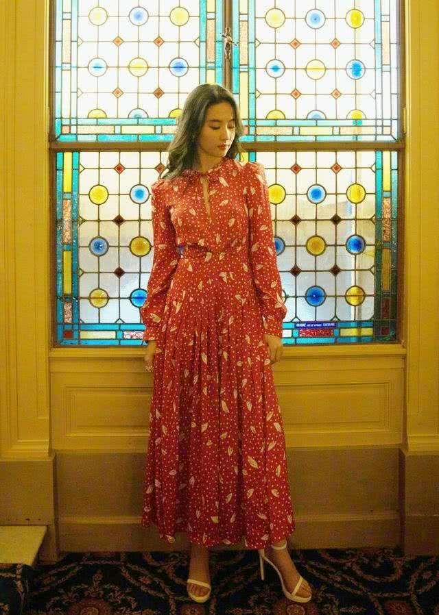 刘亦菲最新造型穿印花连衣裙难掩韵味,魅力无法挡