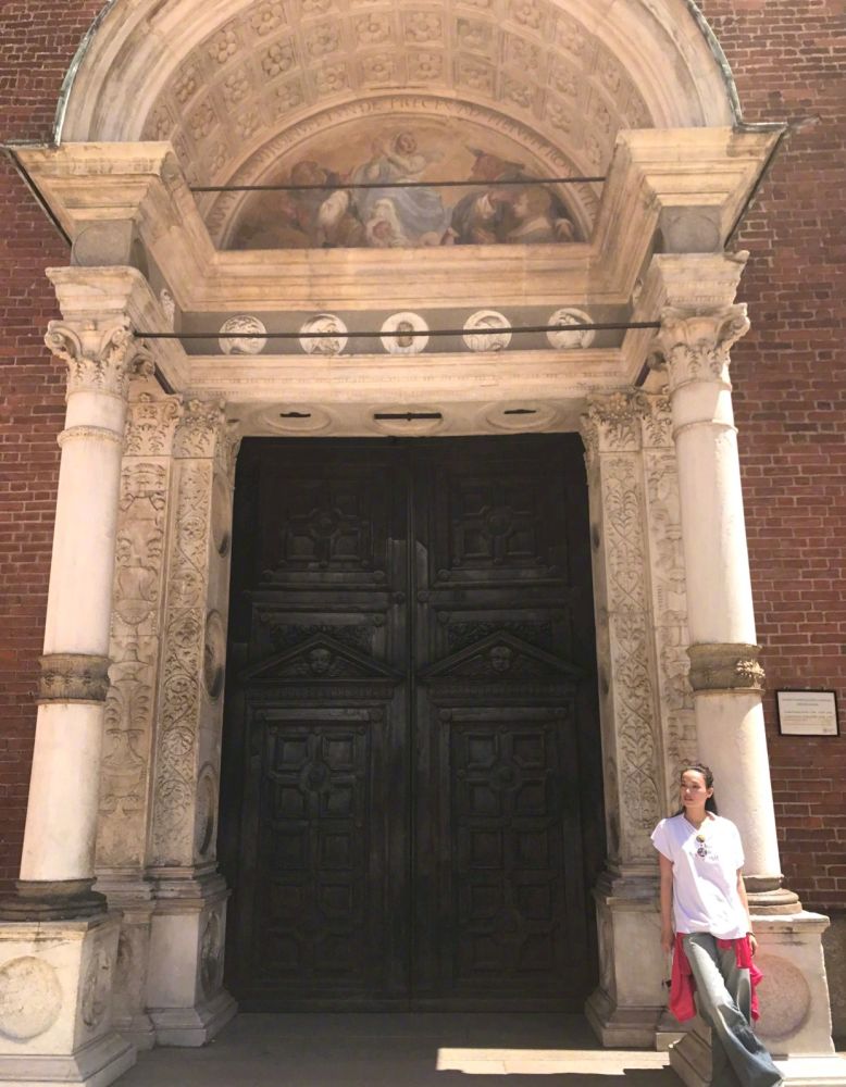 舒淇身穿驼色大衣配上一条“蛇”圈项链，个性十足