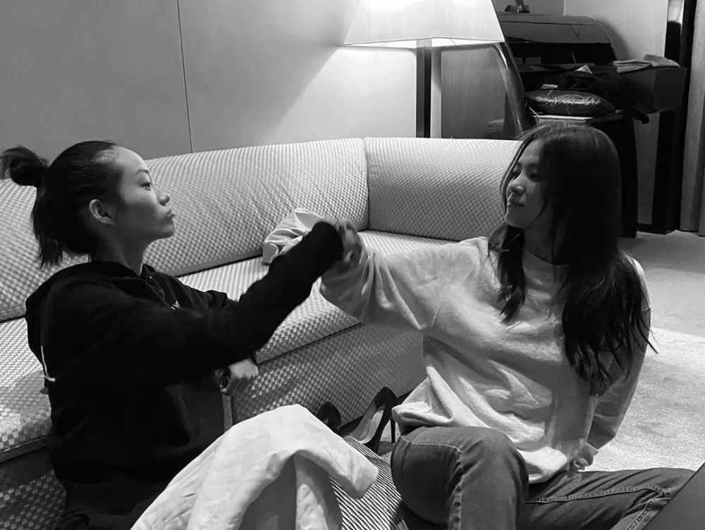 宋慧乔新造型方领短裙配高跟腿长吸睛，矮个子女性就该这样穿