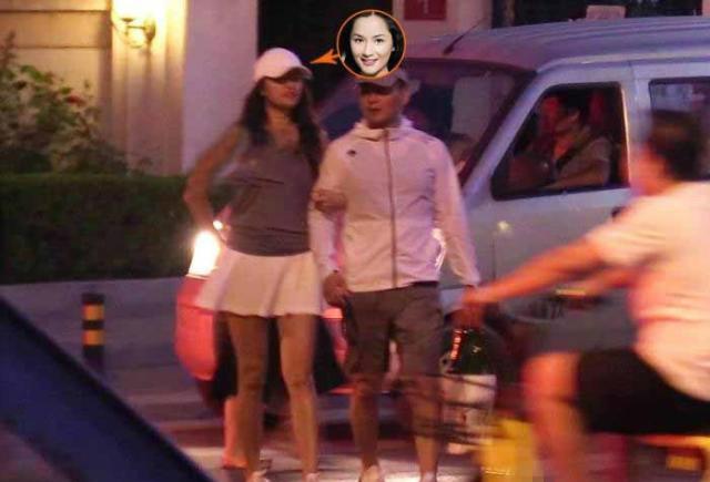 48岁瞿颖参加活动，瘦出新高度又见名模风采，古铜色腿太美丽吧