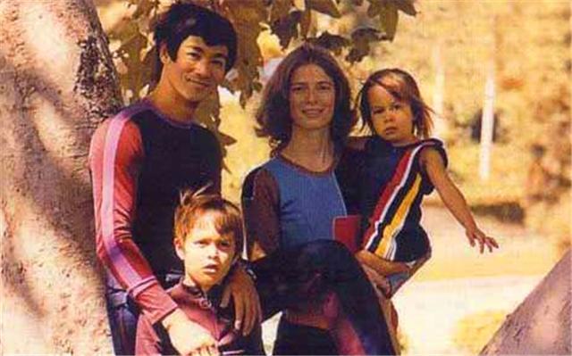 李小龙死因蹊跷，18年后儿子惨死，妻子改嫁2次晚年被抛弃