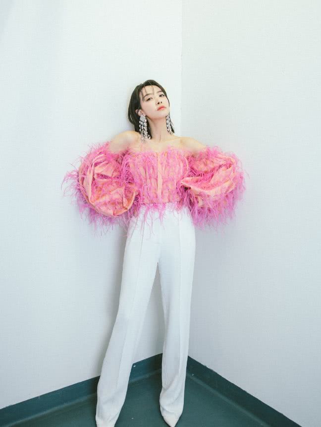 宋茜抹胸裙气质太好,天鹅颈露出来时也太优雅了吧