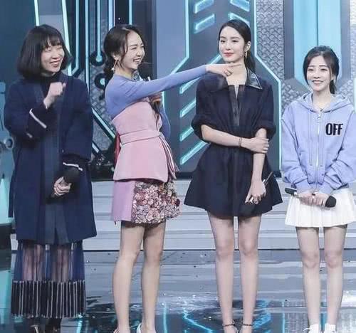 冯提莫上节目穿校服梳哪吒头太可爱，身高比例都不是问题