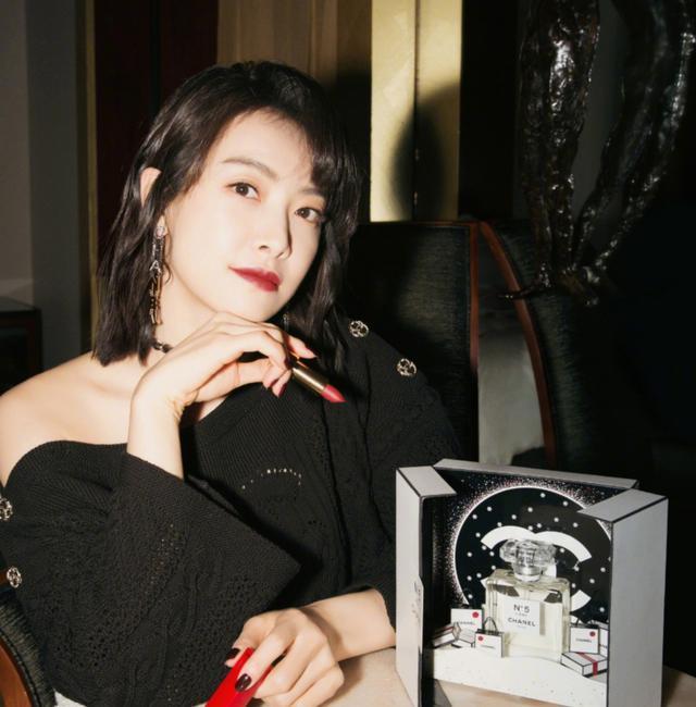 宋茜穿搭风格太潮,流行耳环都这样搭