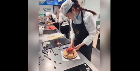 TVB女星苟芸慧与老公逛街，男方身价千万，不亚于绯闻男友郭富城