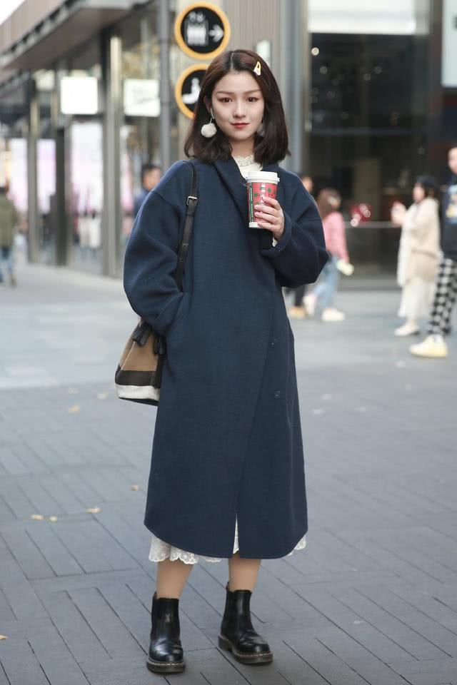 2020国内街拍：遮肉又显瘦的连衣裙潮女们最爱，又美又嫩超NICE