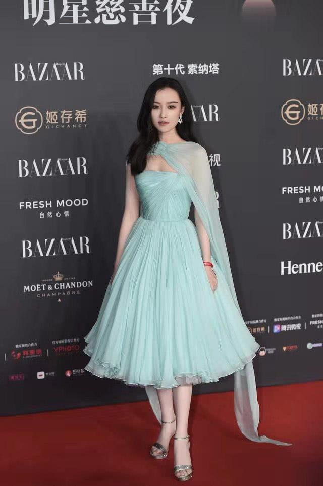 倪妮的时尚感太独特,穿什么都好看,就连“伴娘服”也高级