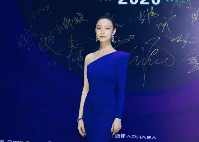 倪妮的时尚感太独特,穿什么都好看,就连“伴娘服”也高级