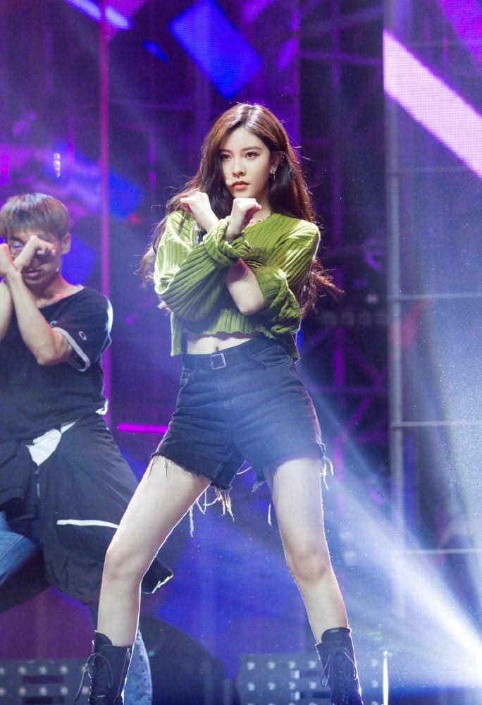 宋妍霏晒私服照,穿双拼绿色针织衫配露脐装尽显清新活力