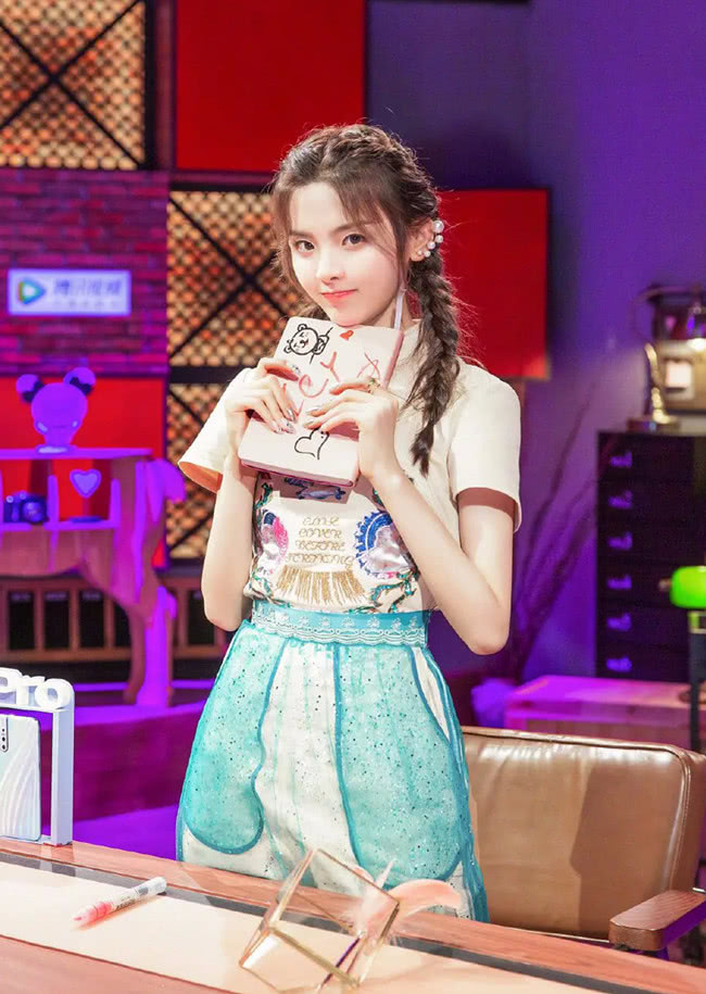 杨超越颜值高身材比例太好,这腿长要命了