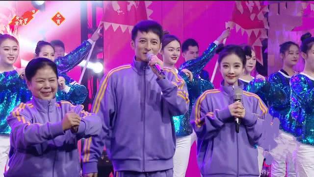 冯提莫上节目穿校服梳哪吒头太可爱，身高比例都不是问题