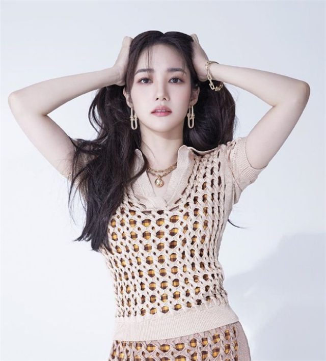 女人过了45岁,拍照学会这3招,轻松拍出大片感