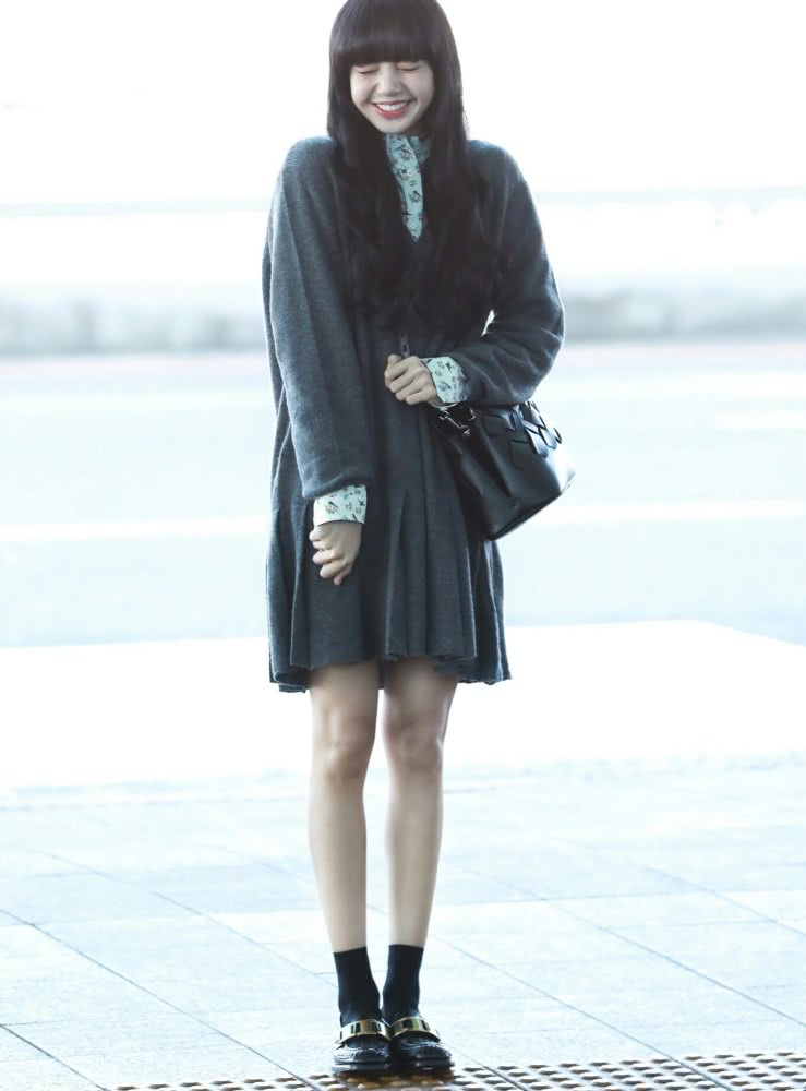 被称为“人间芭比”,LISA一袭黑色薄纱蛋糕短裙出镜,大长腿太性感