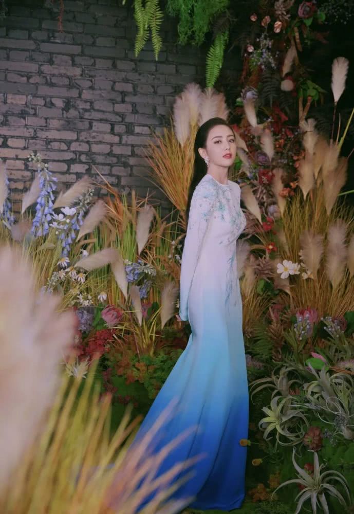 佟丽娅新造型太抢镜,一袭刺绣鱼尾礼服端庄优雅,侧身凹凸感好强