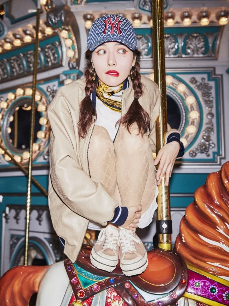 金泫雅换麻花辫造型卖萌,意外撞上吴宣仪,小野马不输小甜豆!