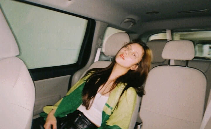 宋妍霏晒私服照,穿双拼绿色针织衫配露脐装尽显清新活力