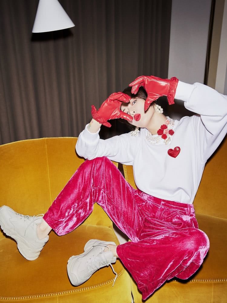 金泫雅全新时尚大片上线,连换4套造型,少女感嘻哈范全都有!