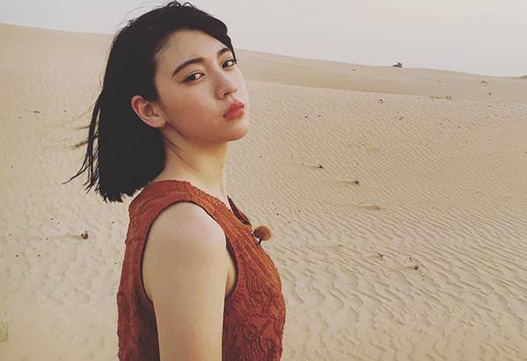 日本女星三吉彩花大尺高清图写真曝光，​三吉彩花八字奶是什么梗？