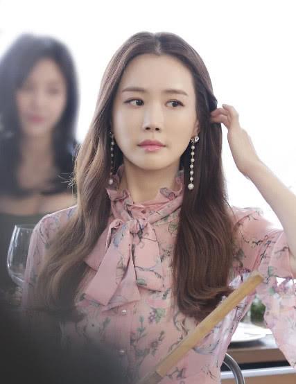 李多海近照曝光,网友直呼像换了脸,没有以前漂亮!