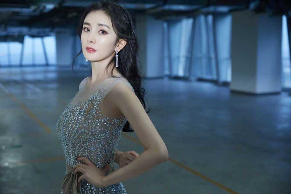 杨幂闪钻连衣裙优雅精致，长卷发造型风情万种