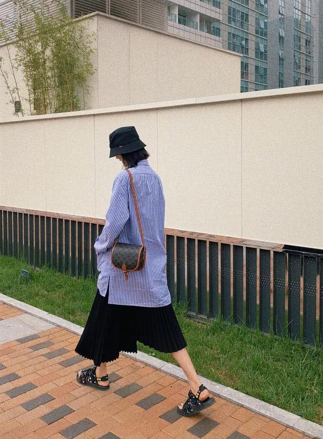 大表姐刘雯维密台下没有明星架子，随意放飞的穿搭也美到爆