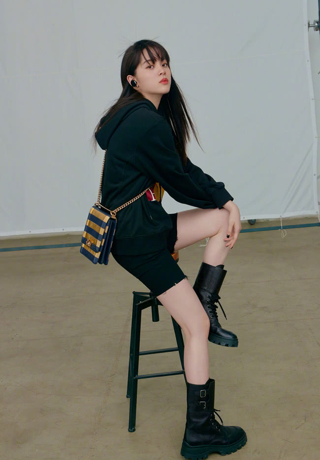 欧阳娜娜终于放弃匡威了，现在新带火的这款“毒液靴”，无敌潮